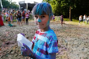 Dziewczynka ubrudzona kolorami holi