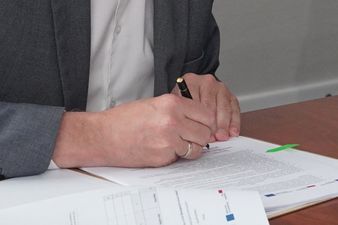 Zbliżenie na Prezydenta podpisującego umowę 
