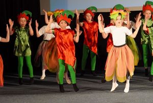 dzieci przebrane za kwiaty na scenie