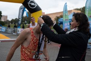 Zdjęcie przedstawia zawodników na mecie biegu głównego.