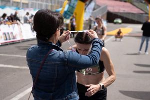 Prezydent Miasta Anna Hetman wręczająca medale.