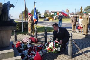 Złożenie kwiatów przed pomnikiem w Bziu