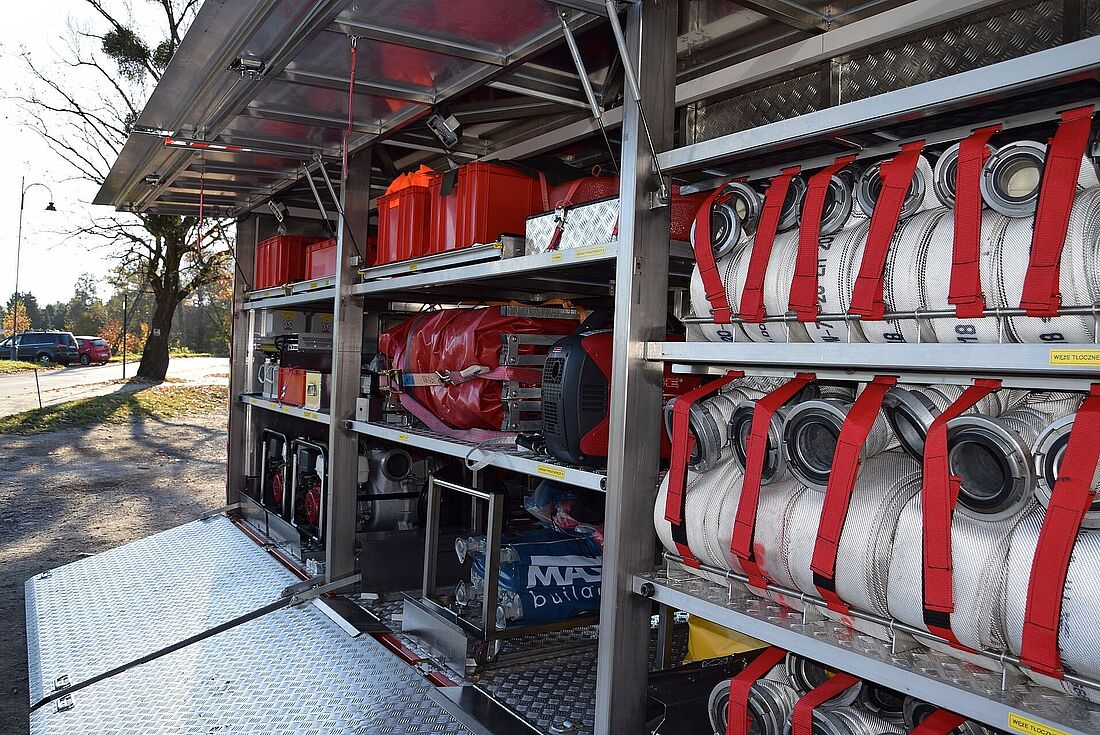 Środek wozu strażackiego ze sprzętem