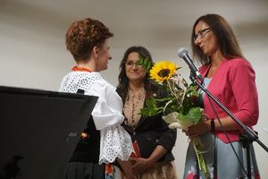 Prezes koła gospodyń wiejskich przyjmuje gratulacje od gości