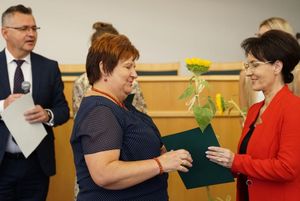 Prezydent Anna Hetman wręcza dyplomy nauczycielom mianowanym i dyrektorom szkół
