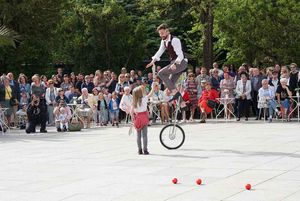 Piknik w kurorcie - pokaz cyrkowy na monocyklu