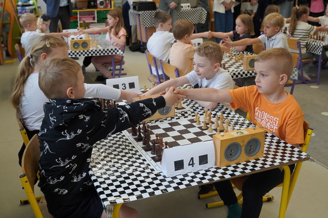 Dzieci podczas gry w szachy
