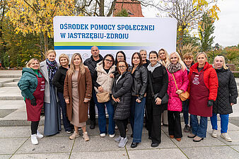 Wspólne zdjęcie na tle ścianki OPS-u
