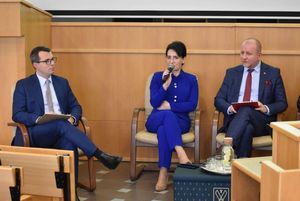 Zdjęcie przedstawia spotkanie na temat temat  „Perspektyw i ścieżek rozwoju przemysłu czwartej generacji w ośrodkach górniczych”.