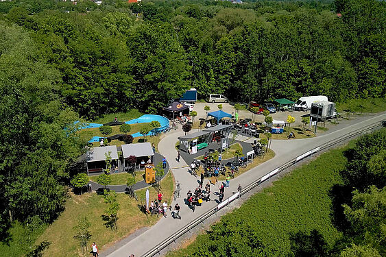 Ujęcie z lotu ptaka na strefę odpoczynku dla rowerzystów i niebieski tor pumptrack