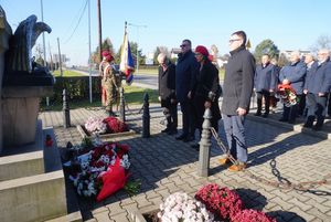Złożenie kwiatów przed pomnikiem w Bziu