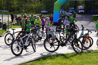 Grupa rowerzystów zbierających się na rajd