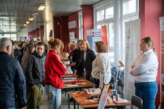 Wystawcy rozmawiający z uczestnikami