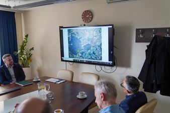 Uczestnicy posiedzenia Jastrzębskiej Rady Biznesu siedzą patrzą na ekran gdzie wyświetlany jest plan miasta