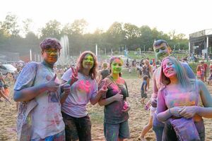 Pięcioro nastolatków podczas zabawy kolorami holi. 