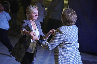 Dwie kobiety tańczą ze sobą