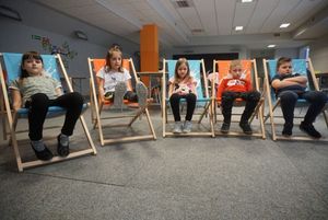 Grupka dzieci na leżakach