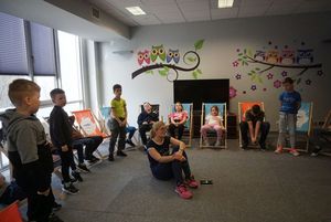 Grupka dzieci na leżakach