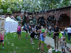 Dzieci podczas zabawy z bańkami mydlanymi.