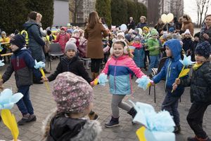 Dzieci w wieku przedszkolnym tańczą na placu WOŚP.