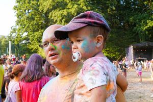 Tata z synem podczas zabawy 