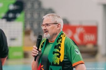 Przedstawiciel klubu kibica przemawia 