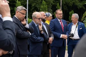 Uczestnicy konferencji słuchają przemówień.