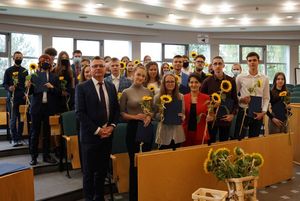 Zdjęcie grupowe stypendystów z prezydent miasta