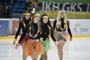 Tancerki Explozji Tańca w przerwie meczu.