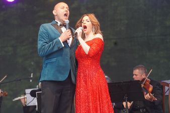 Iwona Socha i Adam Sobierajski podczas emocjonalnego wspólnego śpiewu