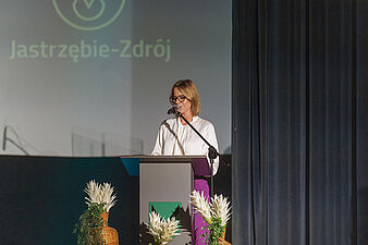 Prowadząca Monika Sokołowska przemawia z mównicy