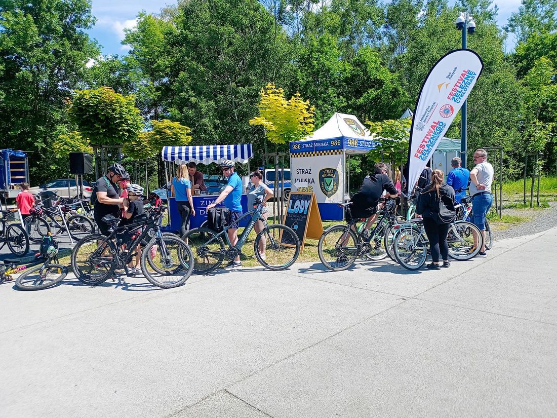 Zdjęcie przedstawia znakowanie rowerów przez Straż Miejską.