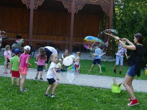 Dzieci podczas zabawy z bańkami. 