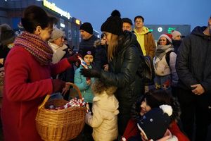 Mieszkańcy podczas zapalania miejskiej choinki