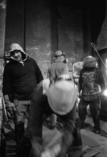 Mężczyzna podczas przy tworzeniu dzwonu