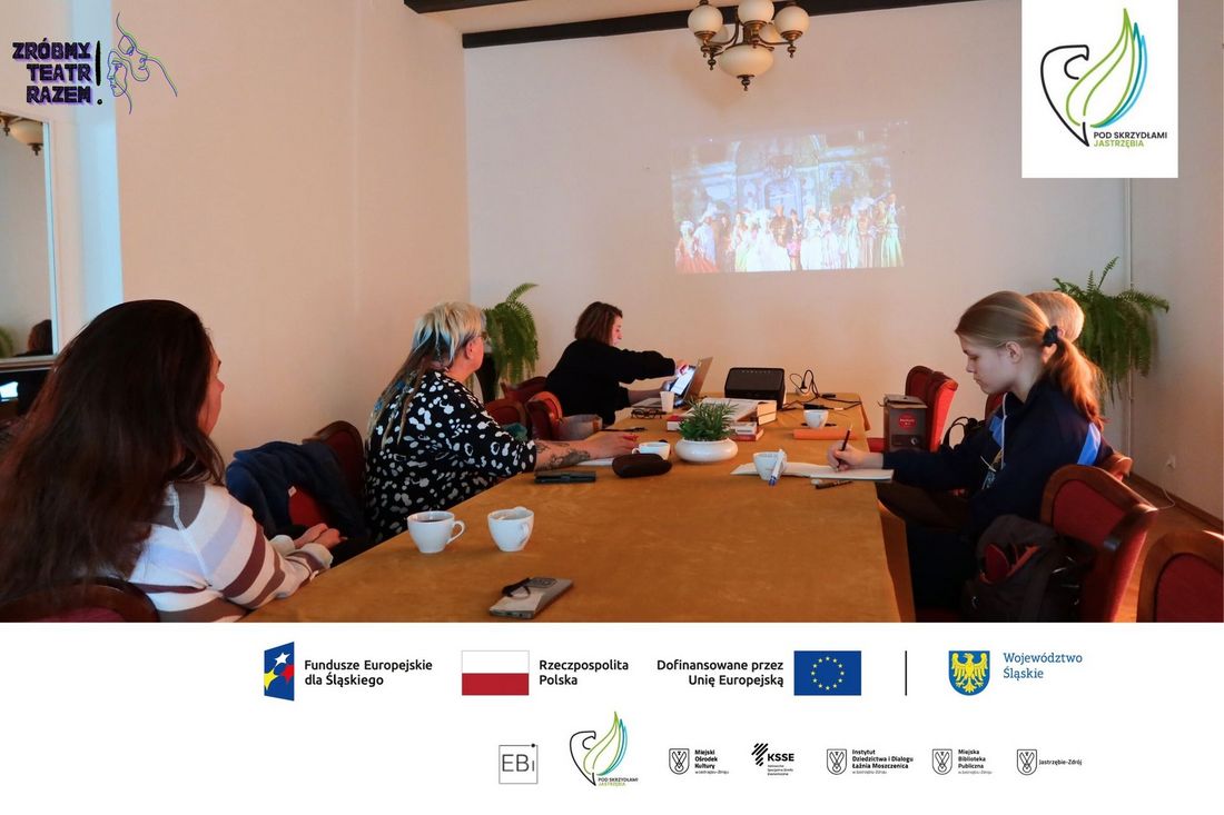uczestniczki warsztatów podczas pokazu slajdów logotyp Unii Europejskiej, Województwa Śląskiego, Polski oraz Funduszy dla Województwa Śląskiego