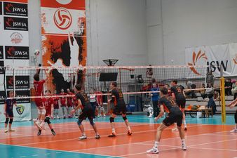 Rozegranie metra ze strefy drugiej. Po drugiej stronie siatki skupieni zawodnicy akademii