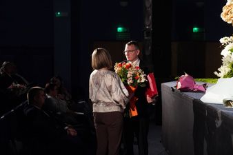 Prezydent Michał Urgoł wręcza dyrektor kwiaty 