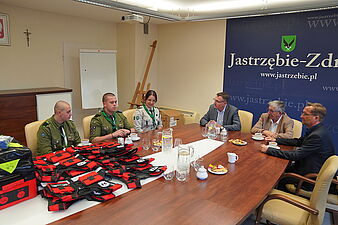 Harcerze, prezydent miasta Michał Urgoł, zastępca Andrzej Matusiak i sekretarz Krzysztof Kucia siedzą przy stole