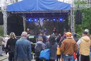 Zdjęcie przedstawia koncert Stanisława Soykiw Dniu Flagi.