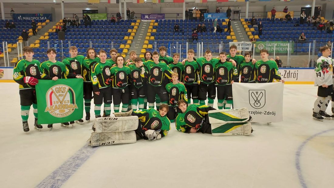 Zdjęcie przedstawia drużynę młodych hokeistów.