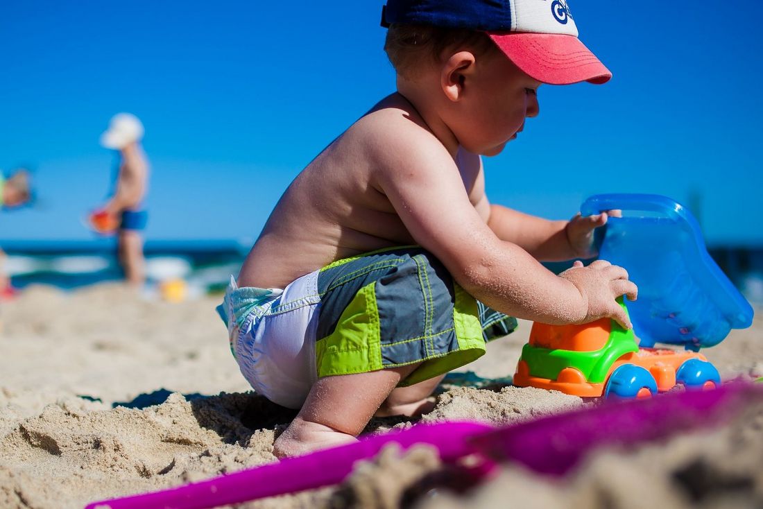 Dziecko bawiące się na plaży