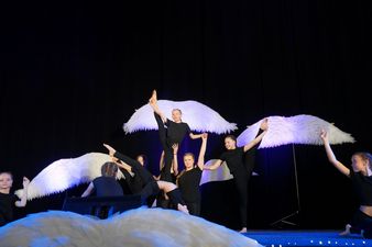 grupa dziewczyn tańczy taniec współczesny w czarnych strojach 