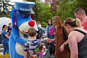 Tłum uczestników podczas dnia godności