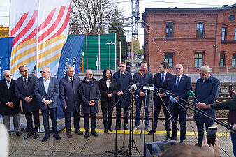 Prezydent Michał Urgoł, przedstawiciel PKP PLK, Piotr Malepszak, wiceminister infrastruktury, marszałek województwa śląskiego Wojciech Saługa i pozostali uczestnicy