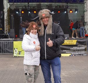 Dwie osoby pozują do zdjęcia 