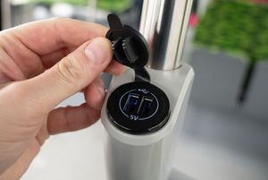 We wnętrzu są ładowarki USB.