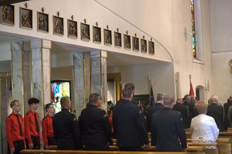Widok z tyłu na osoby biorące udział w nabożeństwie 