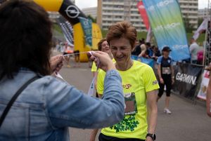 Uczestniczka VIII Jastrzębskiego Biegu Kobiet otrzymuje medal.