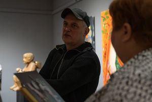 Zbigniew Bury i Katarzyna Parylak, która przedstawia artystę.